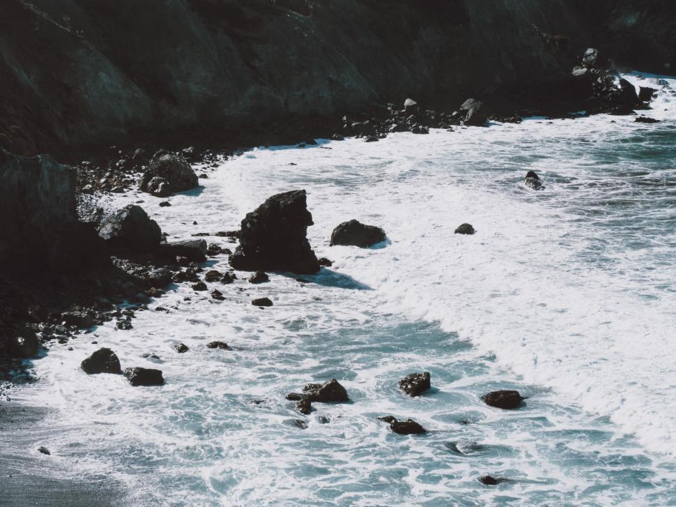 Free Image of Waves crashing onto rocks 