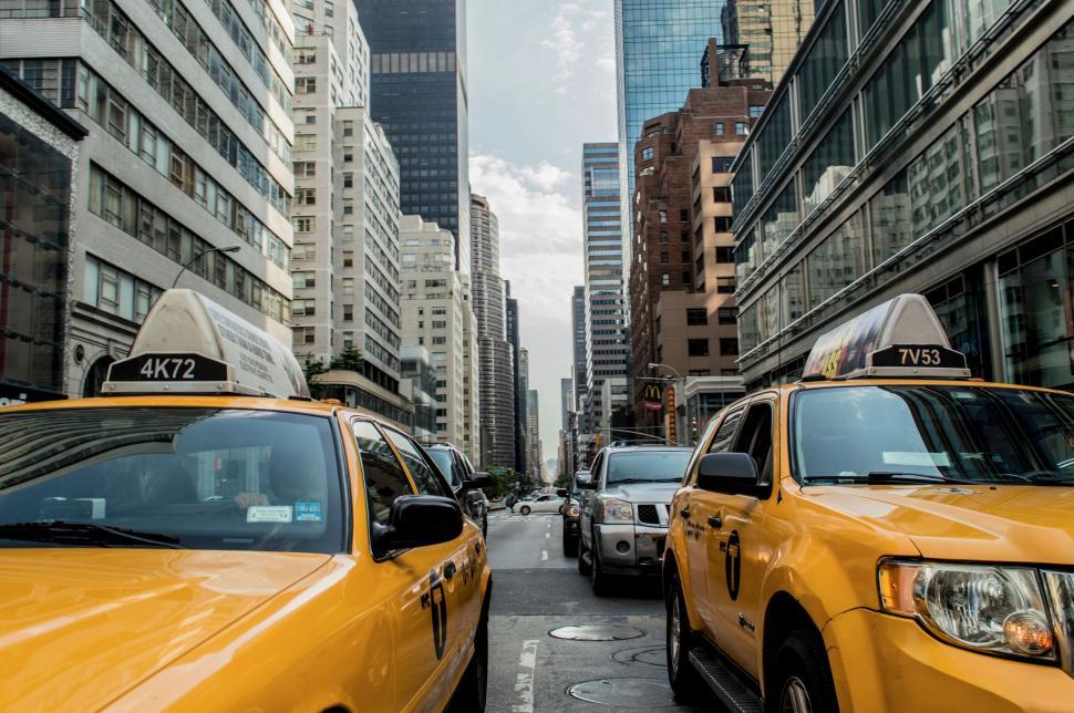 Free Image of A group of cars in a city street 