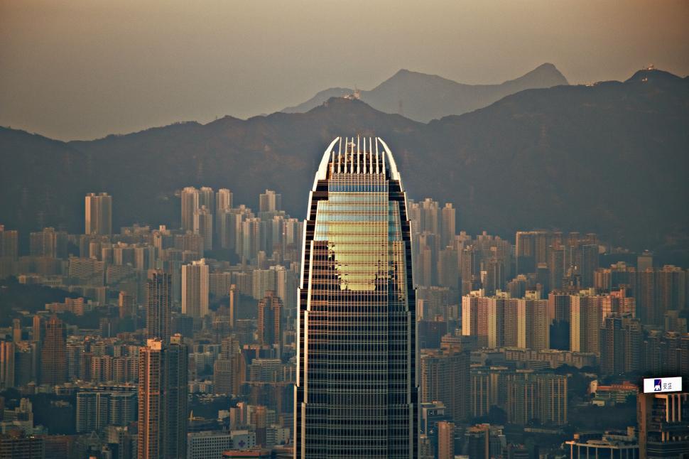 Free Image of A tall building in a city 