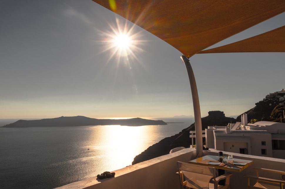 Free Image of A sun shining over a body of water 