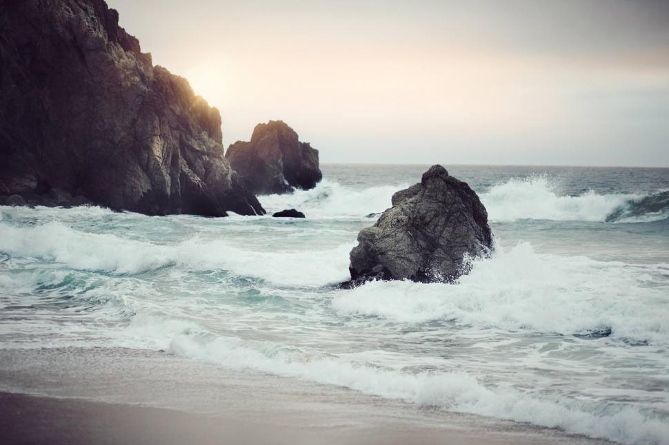 Free Image of Waves crashing waves on a beach 