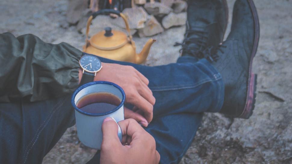 Free Image of A person holding a cup of tea 