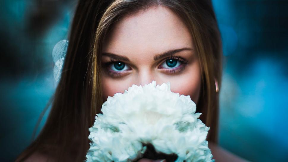 Free Image of A woman holding a flower 