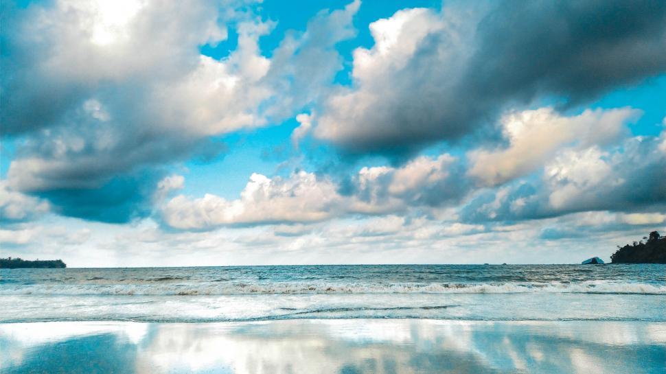 Free Image of A body of water with clouds in the sky 