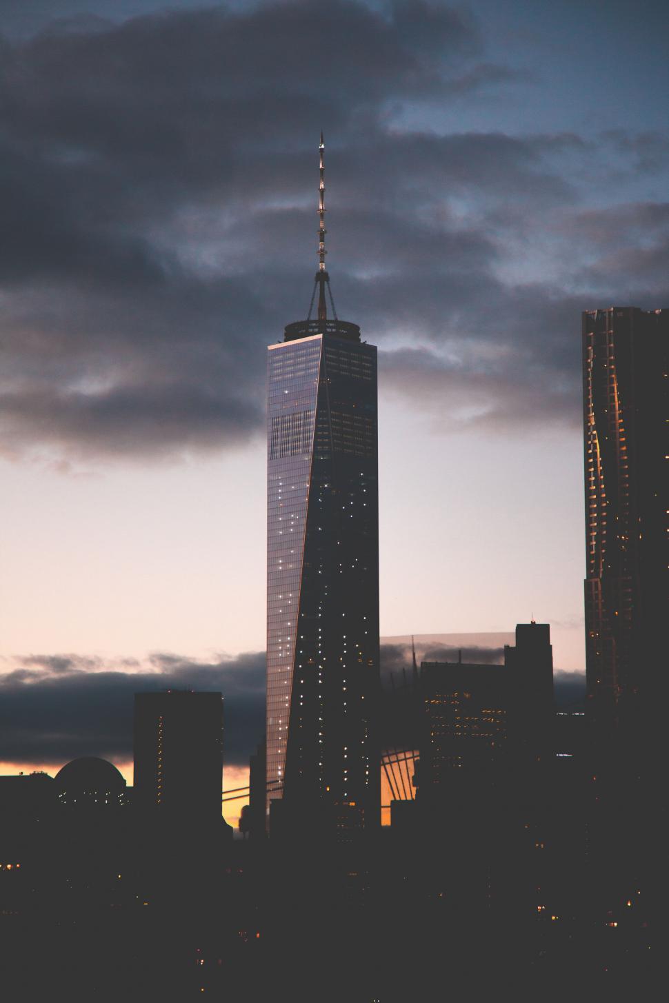 Free Image of A tall building with a pointy top 