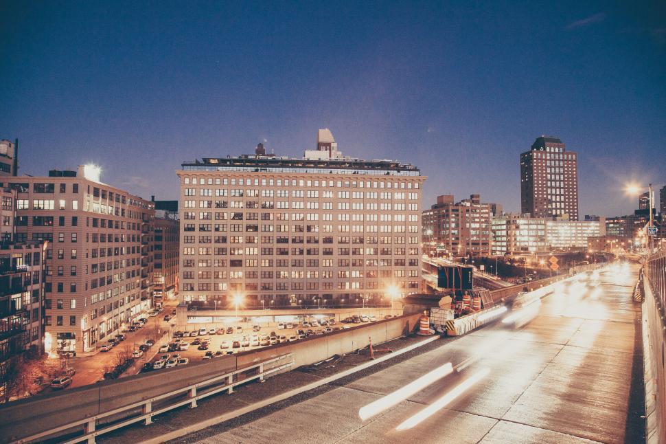 Free Image of A city street with cars and buildings 