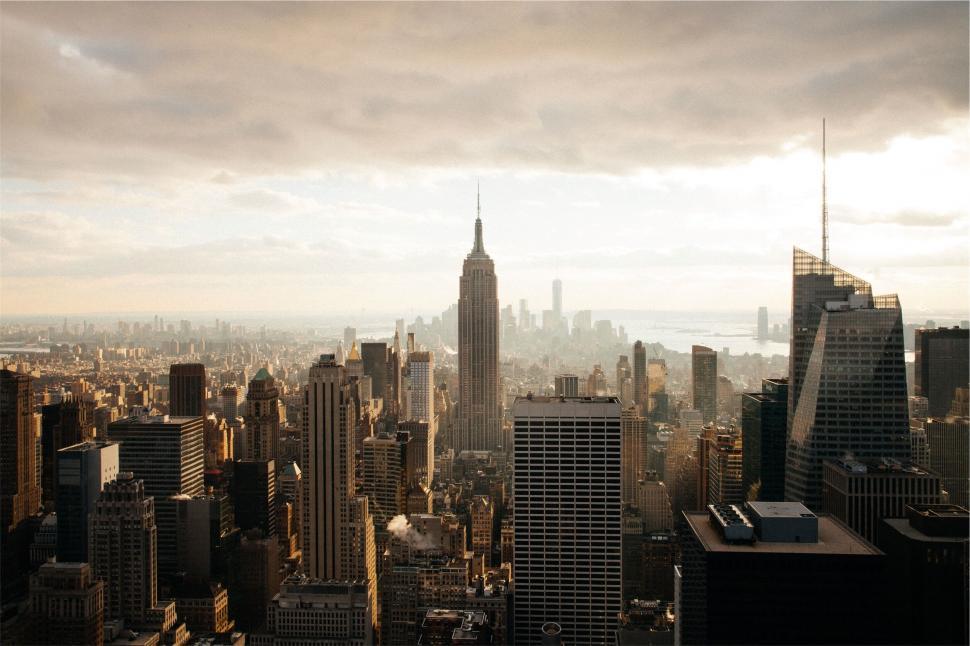 Free Image of A city skyline with tall buildings 