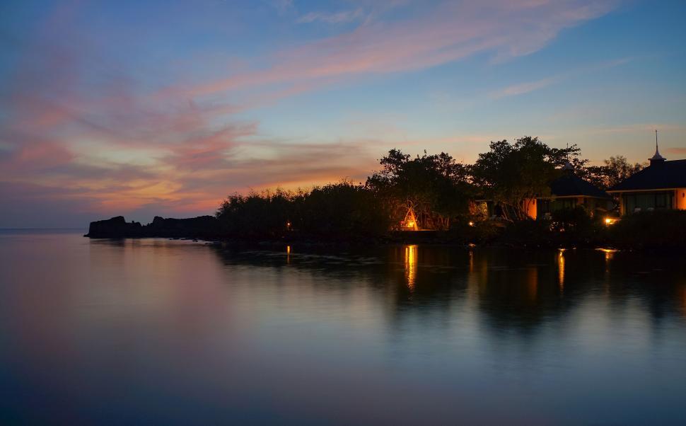 Free Image of A house on the water 