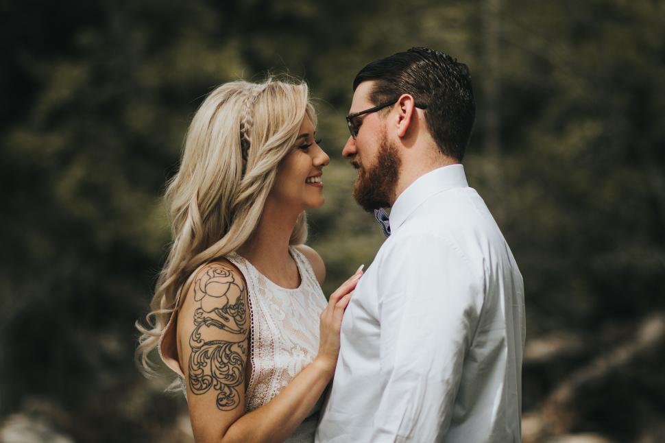 Free Image of A man and woman smiling at each other 