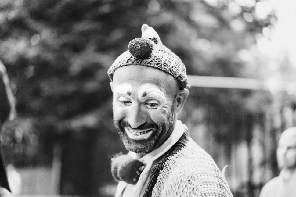 Free Image of A man wearing a hat and clown makeup 