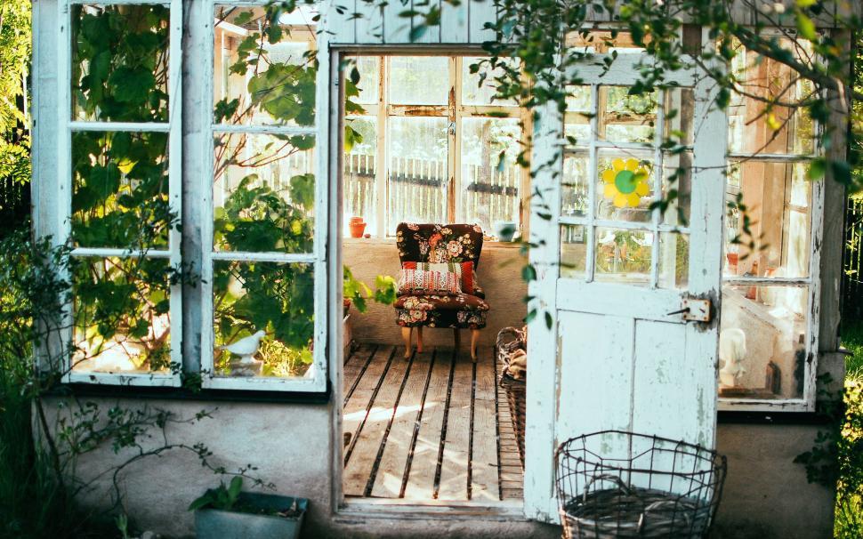 Free Image of A chair in a room with plants in the back 