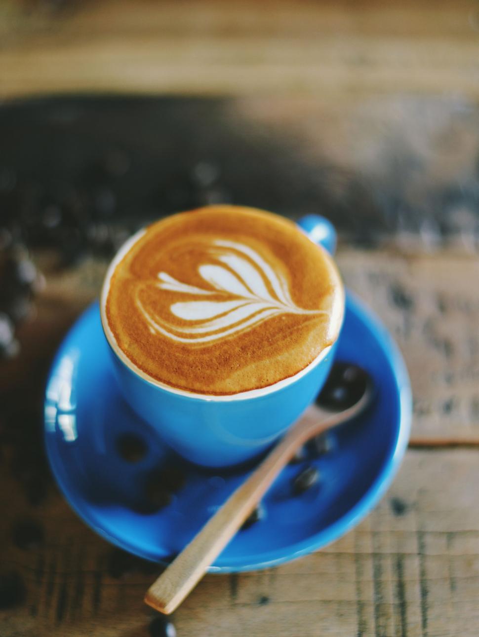 Free Image of A blue cup with a foamy foam in it 