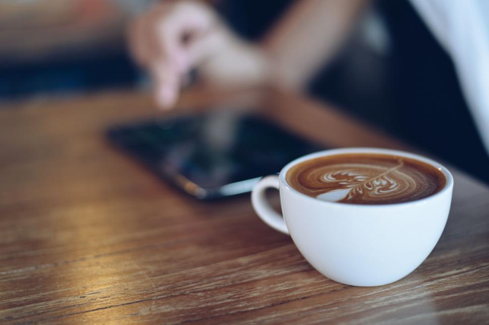 Free Image of A cup of coffee with a design on the foam 