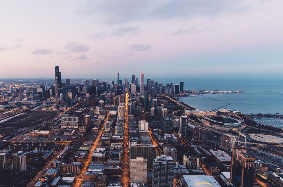 Free Image of A city with many buildings and a body of water 