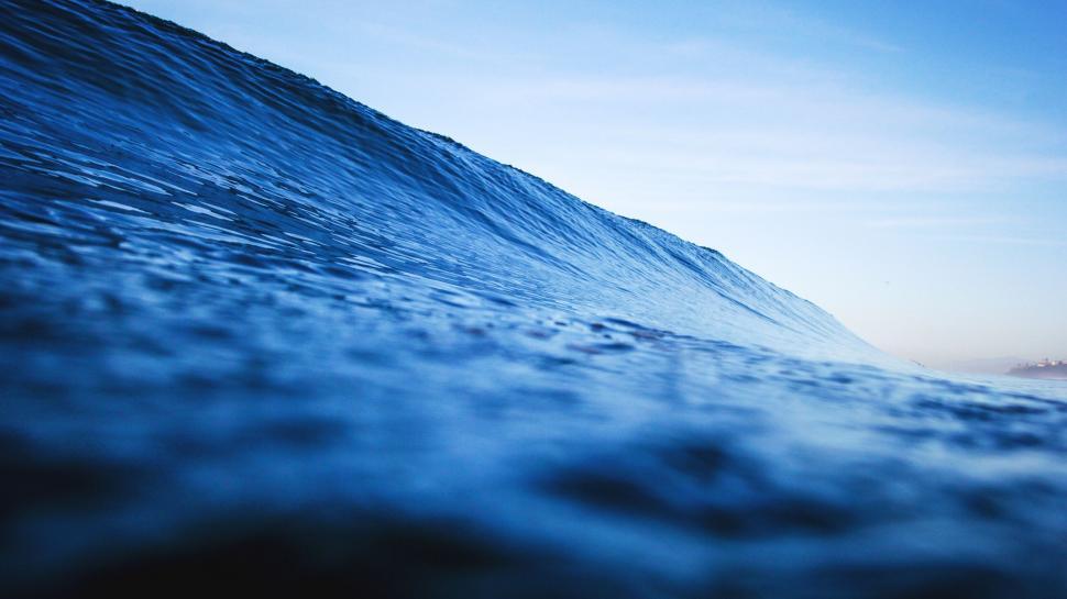 Free Image of A wave in the ocean 