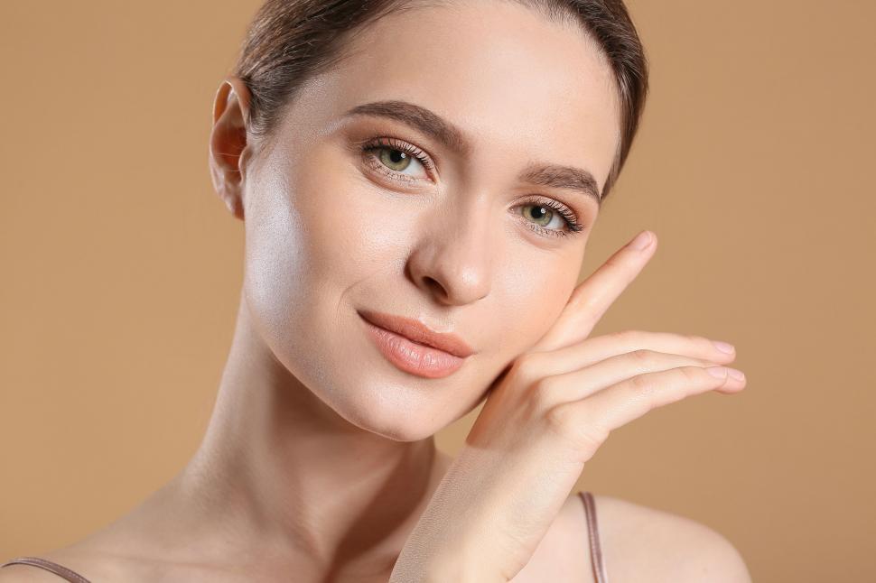 Free Image of A woman with a hand on her face 