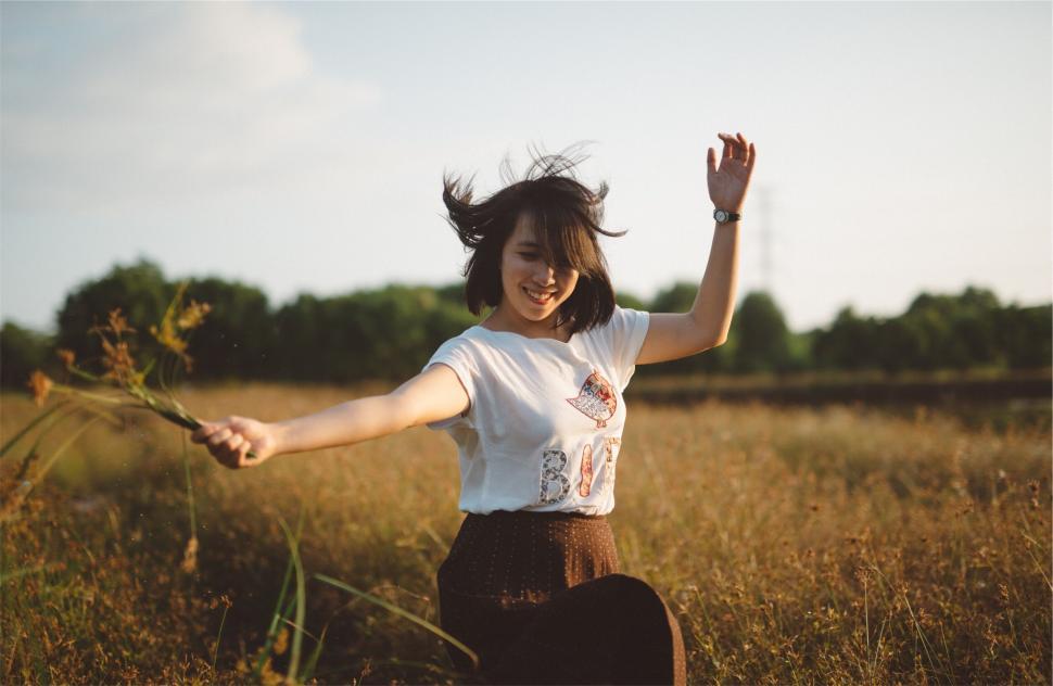 Free Image of A woman in a field 
