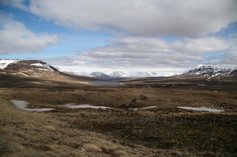 Free Image of Remote valley with mountains and lake 