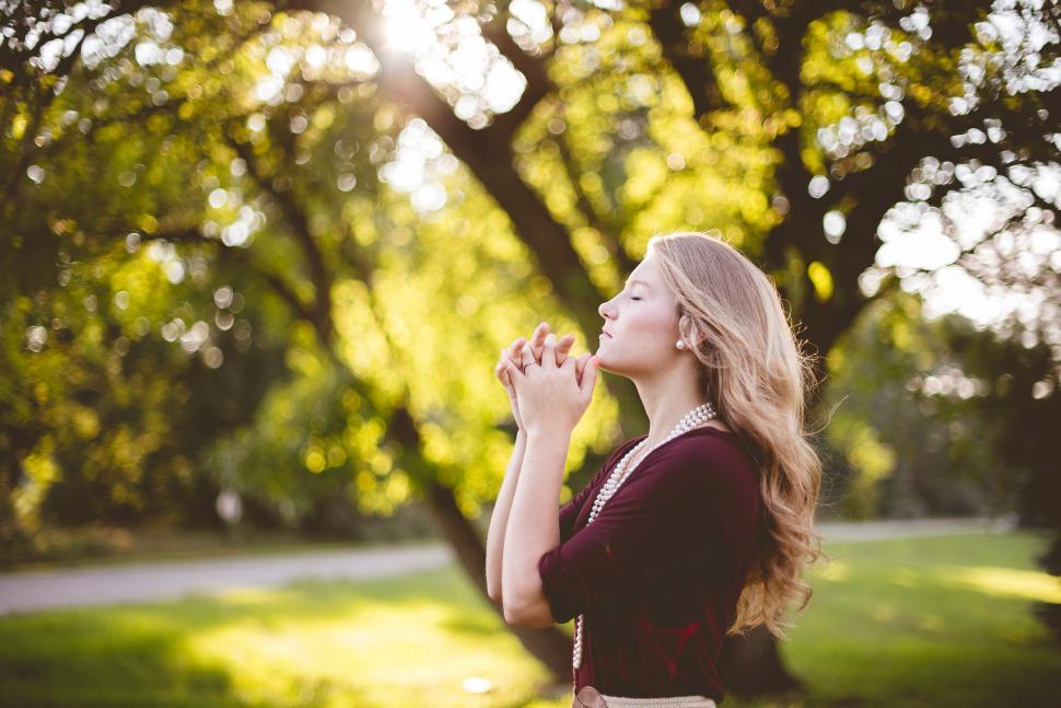 Free Image of Woman holding a blank card in nature 