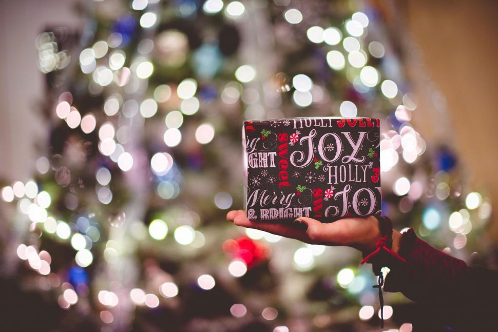Free Image of Christmas gift box in hand with blurred background 