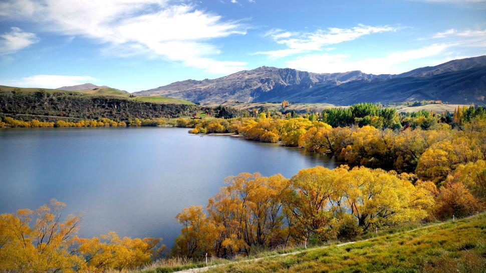 Free Image of Tranquil autumn lake with mountain backdrop 