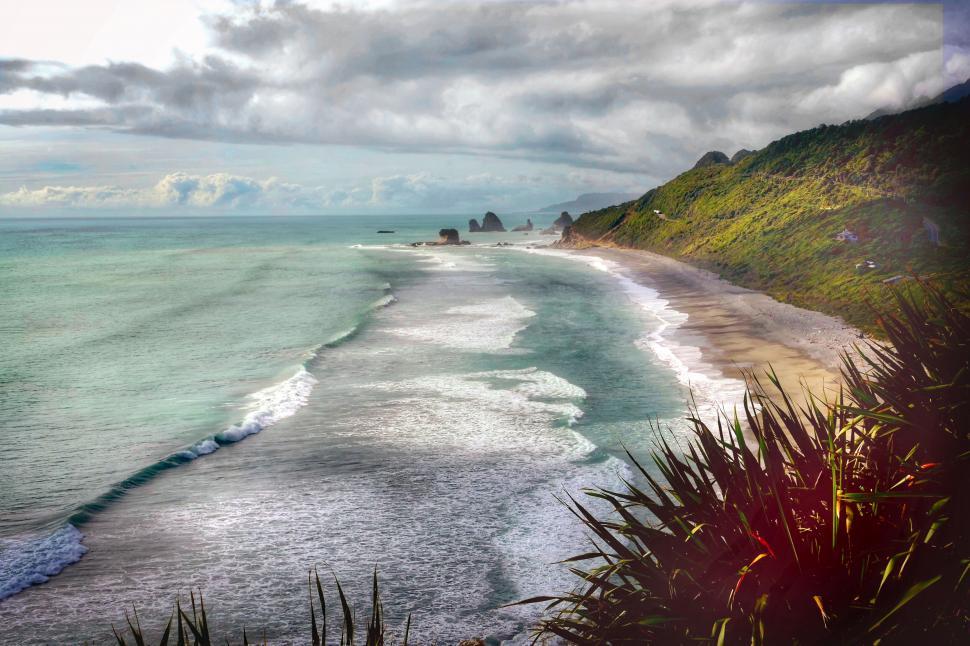 Free Image of Breathtaking seascape with lush greenery 