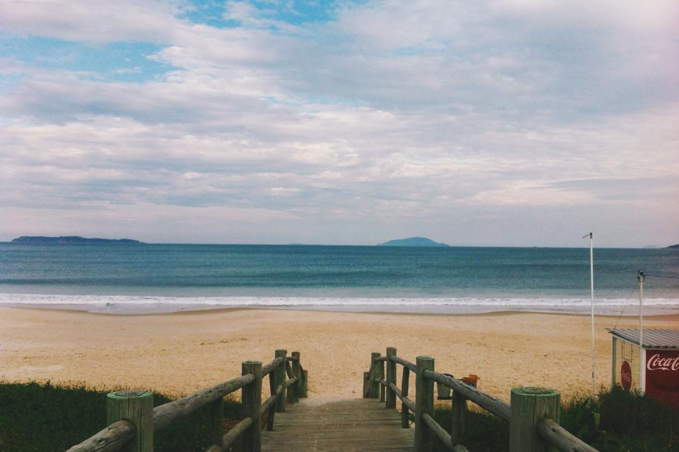 Free Image of Path leading to the beach panorama 