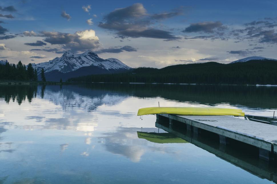 Free Image of Tranquil lake with yellow canoe at dusk 