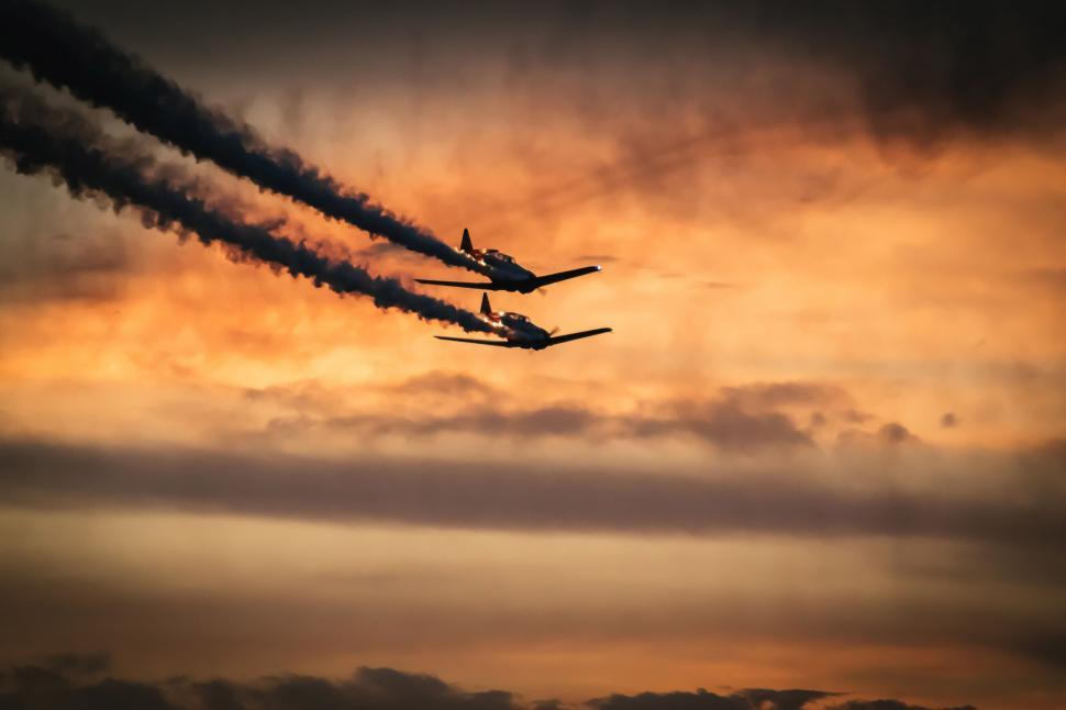 Free Image of Fighter jets leaving smoke trails 
