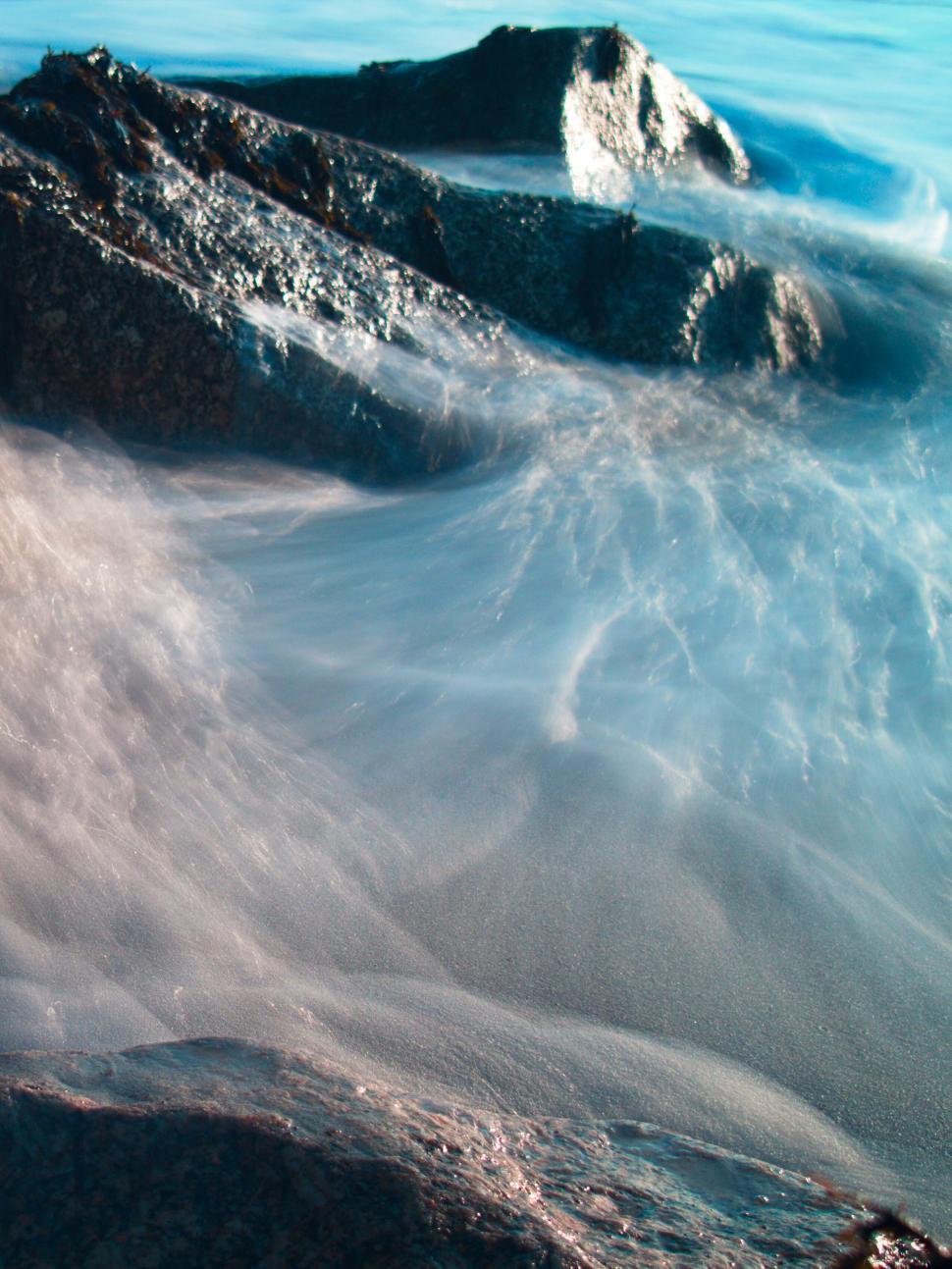 Free Image of Long exposure seascape with rocks 