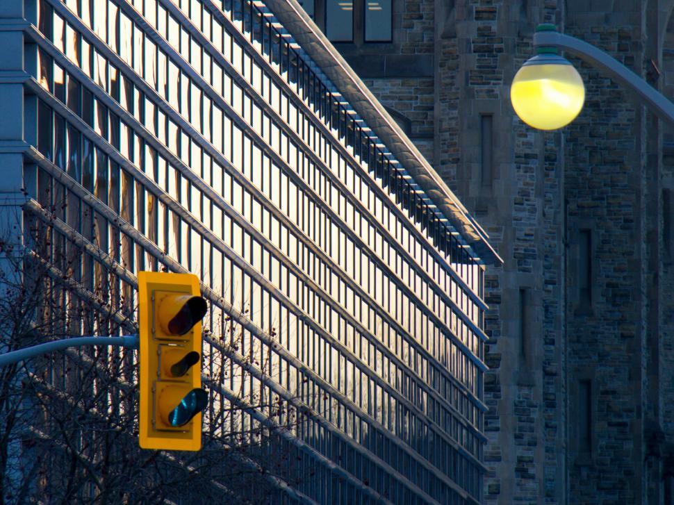 Free Image of Modern urban street at dusk with traffic light 