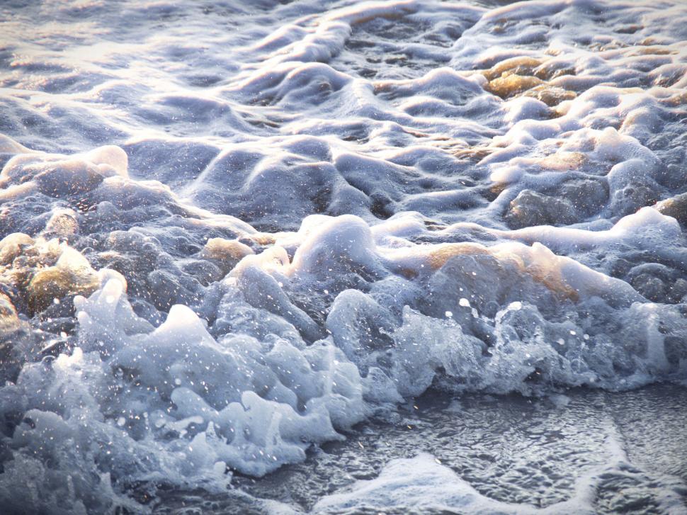 Free Image of Ocean wave close-up with blurred background 