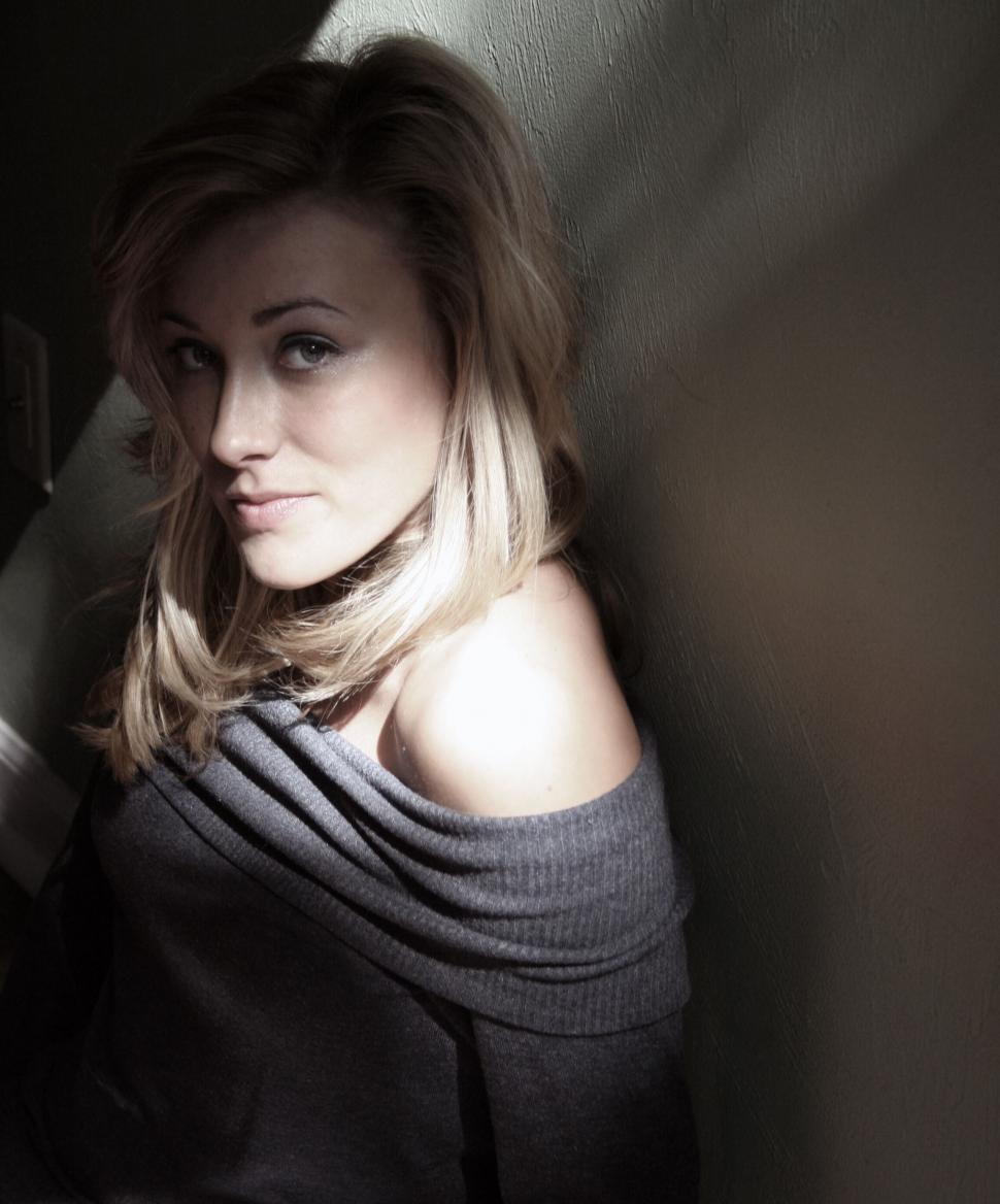Free Image of Portrait of woman with side lighting and smile 