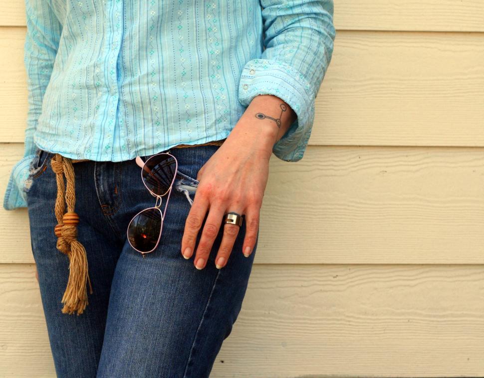 Free Image of Woman s casual outfit with hand in pocket 