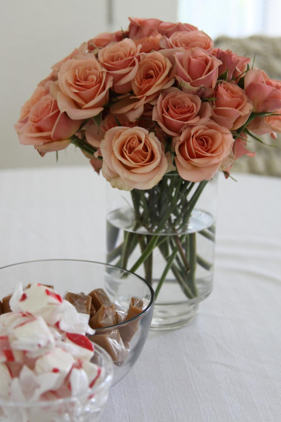 Free Image of Bouquet of Peach Roses in Glass Vase 