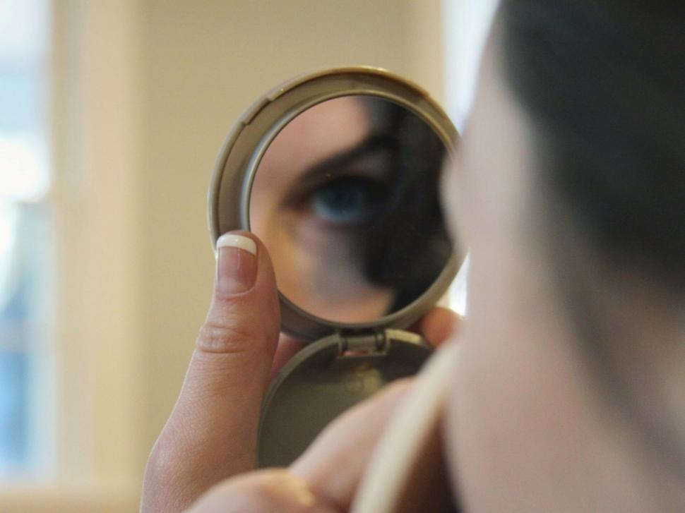 Free Image of Close-up of eye in compact mirror 