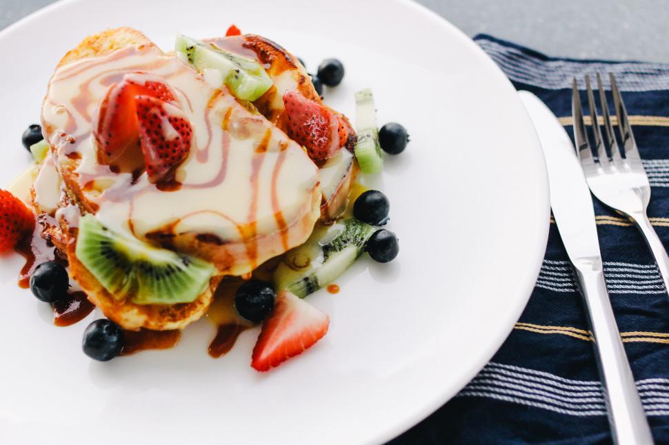 Free Image of Stacked pancakes with fresh fruit 
