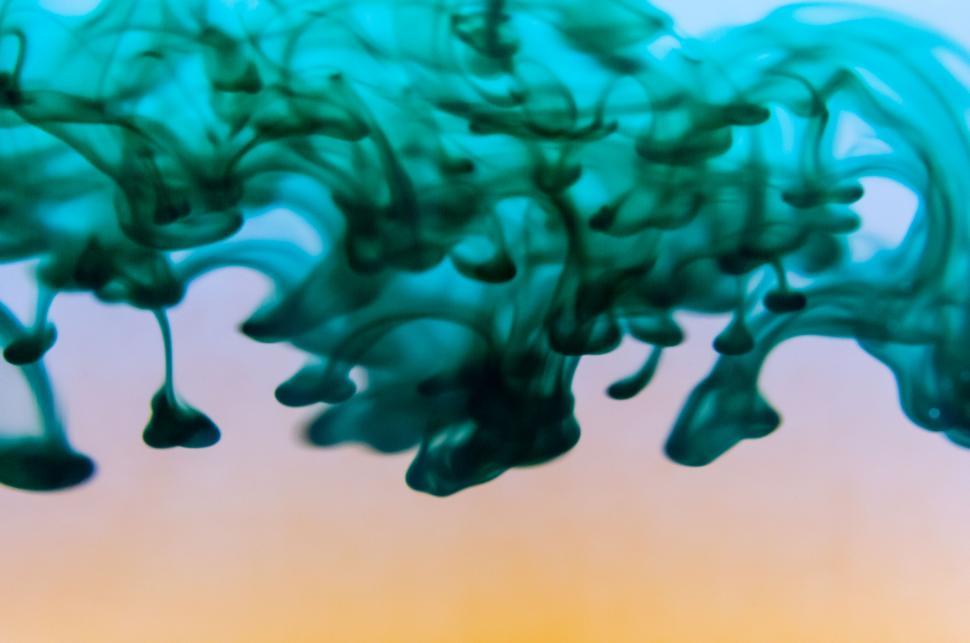 Free Image of Intriguing green ink cloud in water 