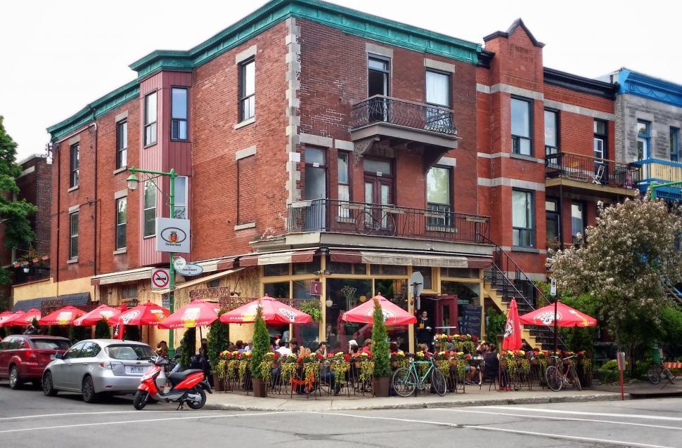 Free Image of Vibrant outdoor cafe scene in urban setting 