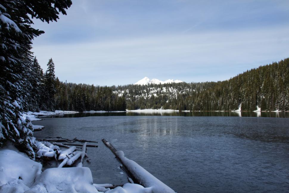 Free Image of Snow-capped mountain with frozen lake 