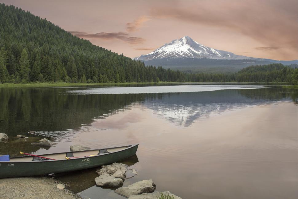 Free Image of Majestic Mount Hood Over Serene Lake 