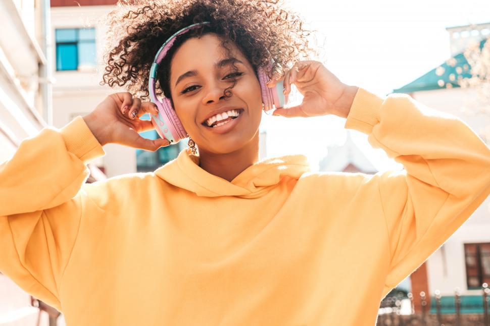 Free Image of A woman wearing headphones 