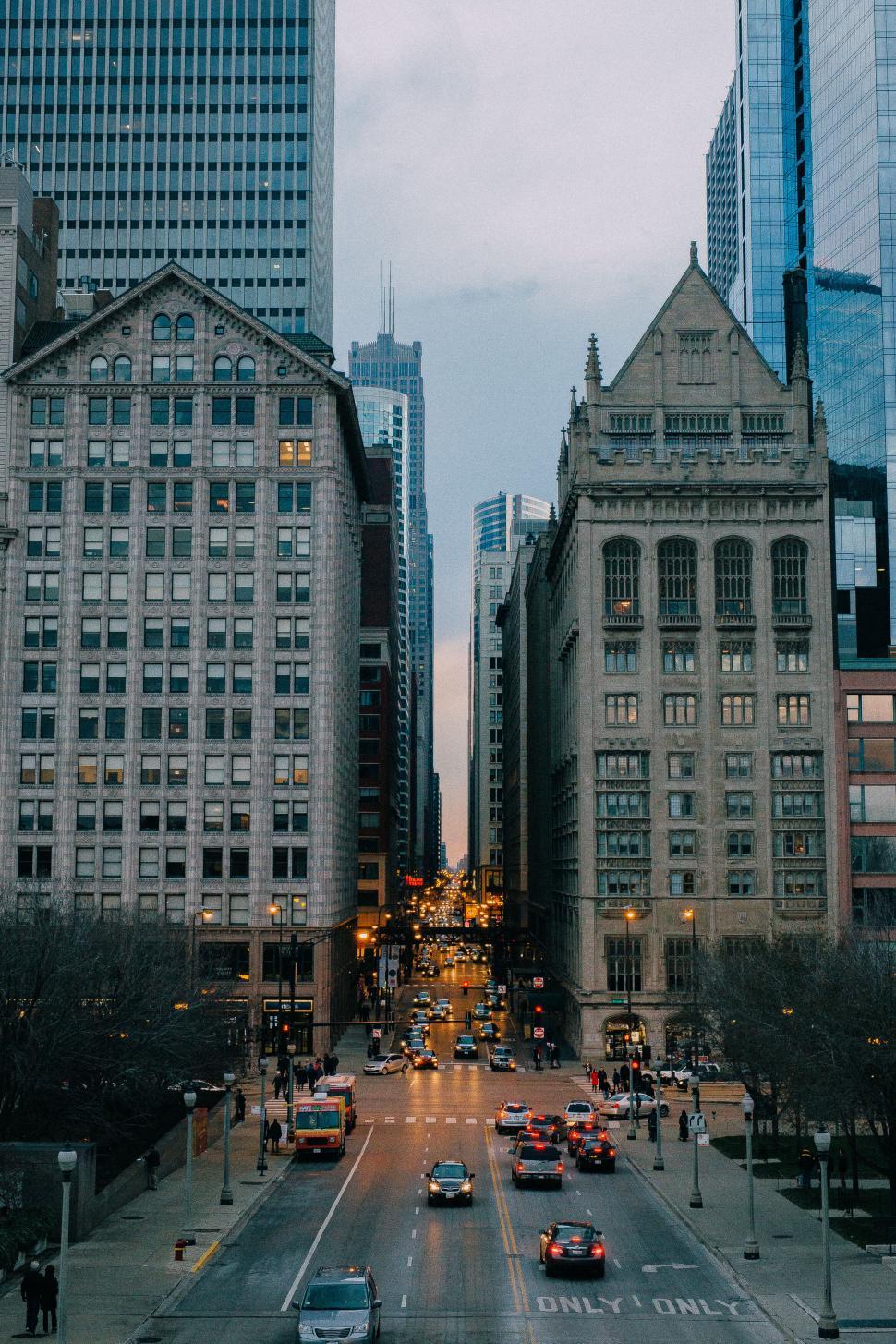 Free Image of Urban street view with rush hour traffic 