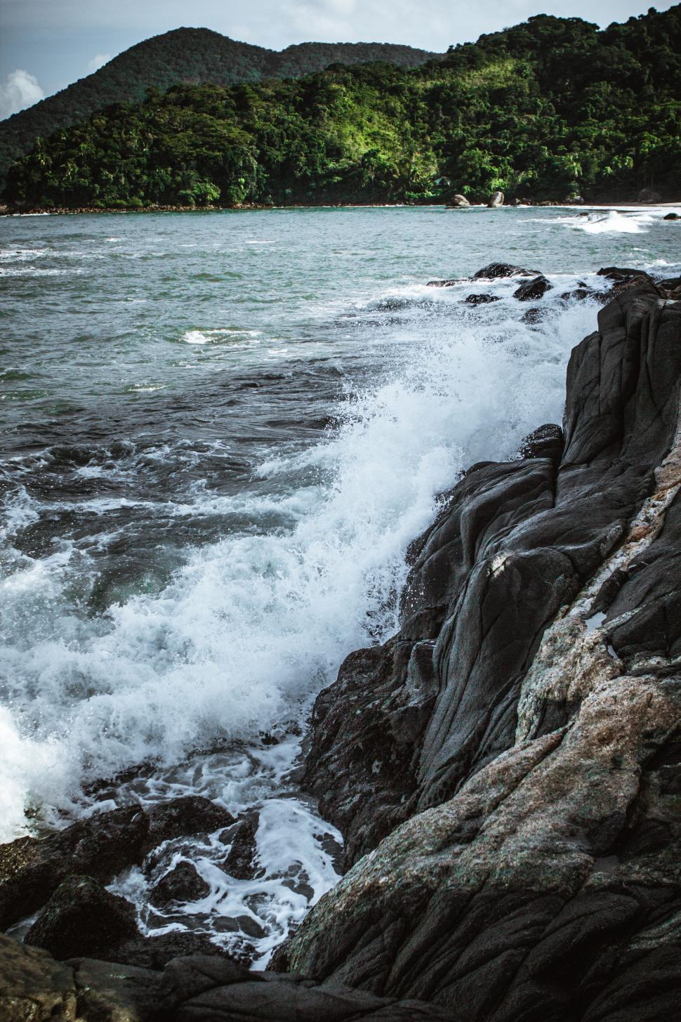 Free Image of Dynamic seaside scene with crashing waves 
