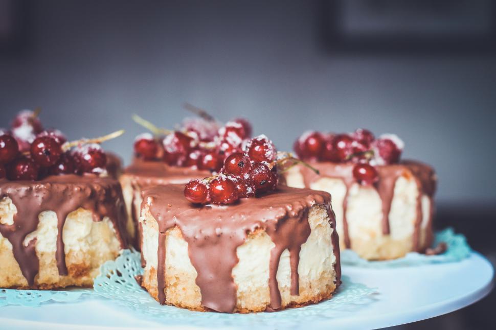 Free Image of Tempting chocolate-covered cheesecakes 