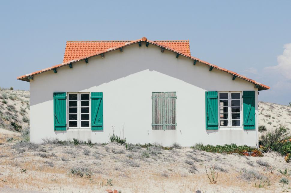 Free Image of Isolated house in arid landscape with blue sky 