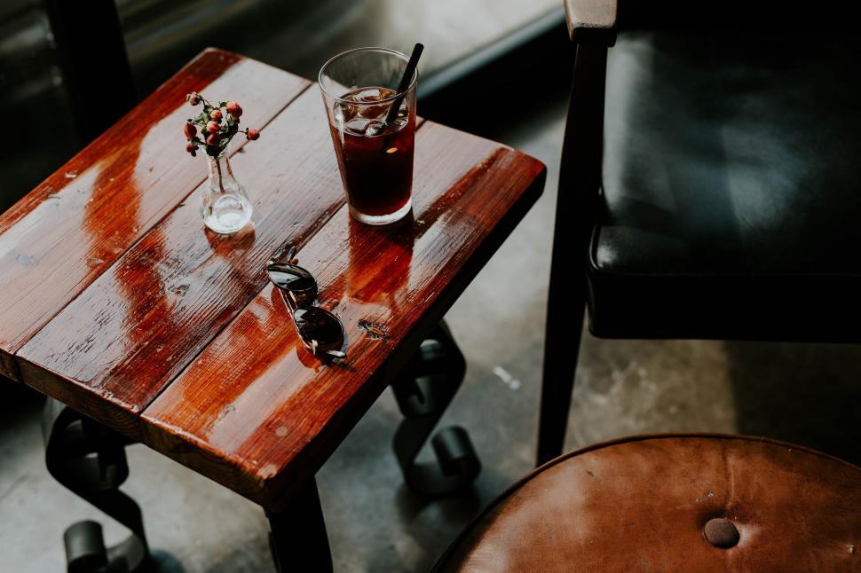 Free Image of Vase and sunglass on a vintage table in cafe 