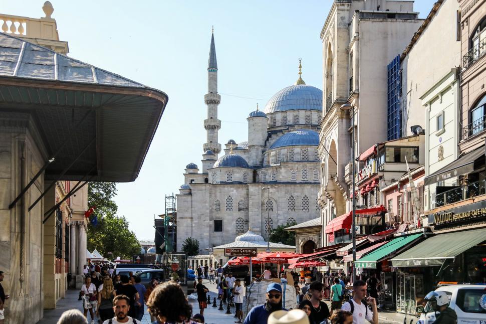 Free Image of Outdoor cityscape with mosque and people 