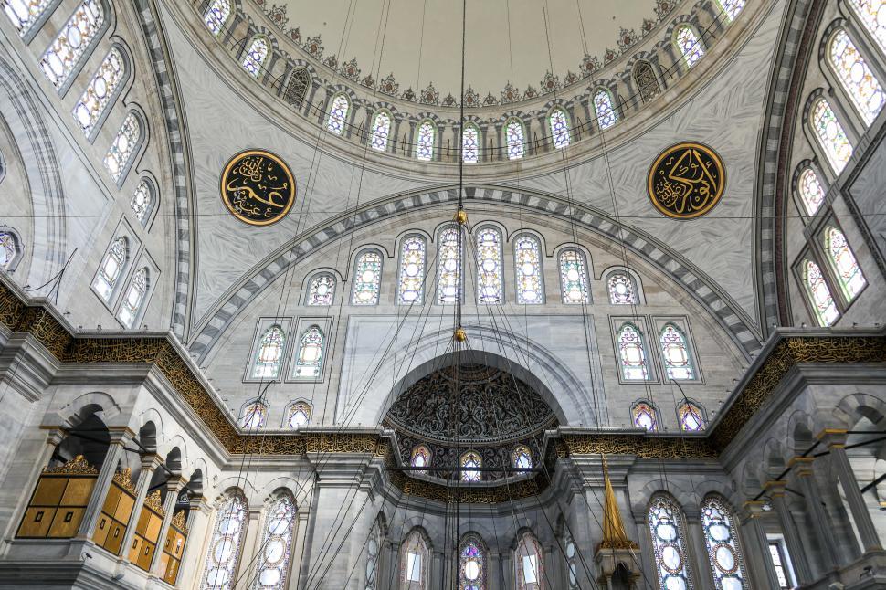 Free Image of Interior of a mosque with elegant Islamic architecture 