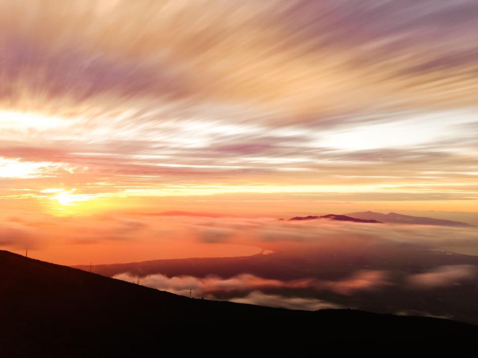 Free Image of Breathtaking sunrise over a misty landscape 